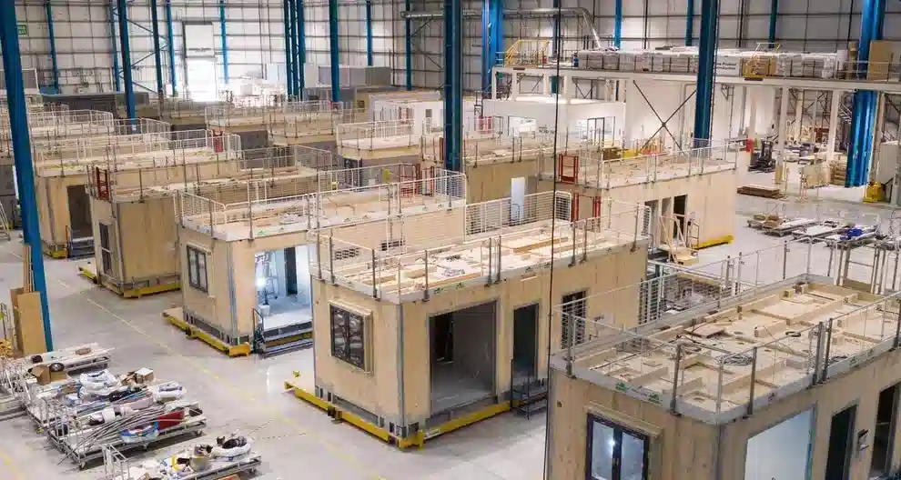 Overview of a factory producing modular homes using advanced technologies and AI for efficient production.